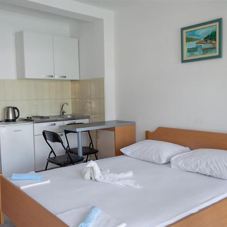 Apartments Ivica - Beachfront Drvenik  Esterno foto