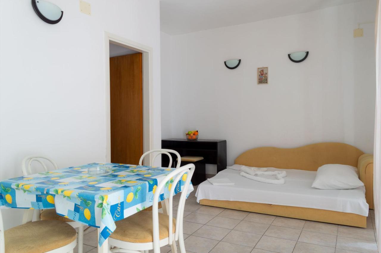 Apartments Ivica - Beachfront Drvenik  Esterno foto