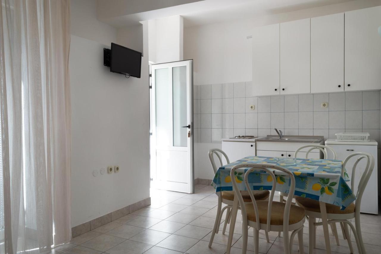Apartments Ivica - Beachfront Drvenik  Esterno foto